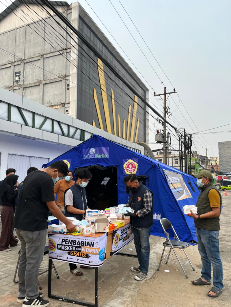 Belum Dilantik, Karang Taruna Jambi Tembus Asap Bantu Warga